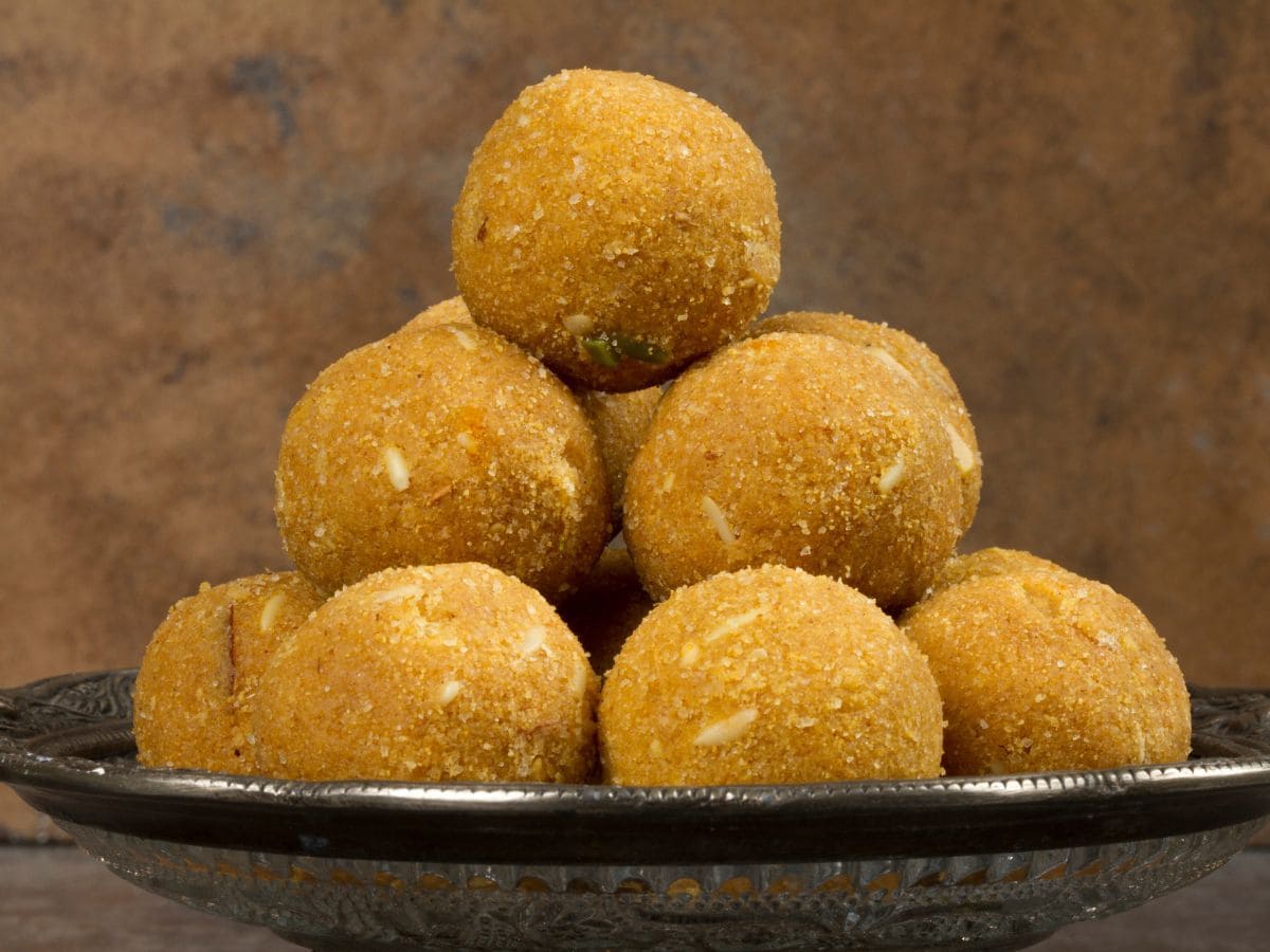 Besan Ladoo Recipe: बसंत पंचमी पर मां शारदे को लगाएं बेसन के लड्डू का भोग, जानें बनाने की आसान रेसिपी