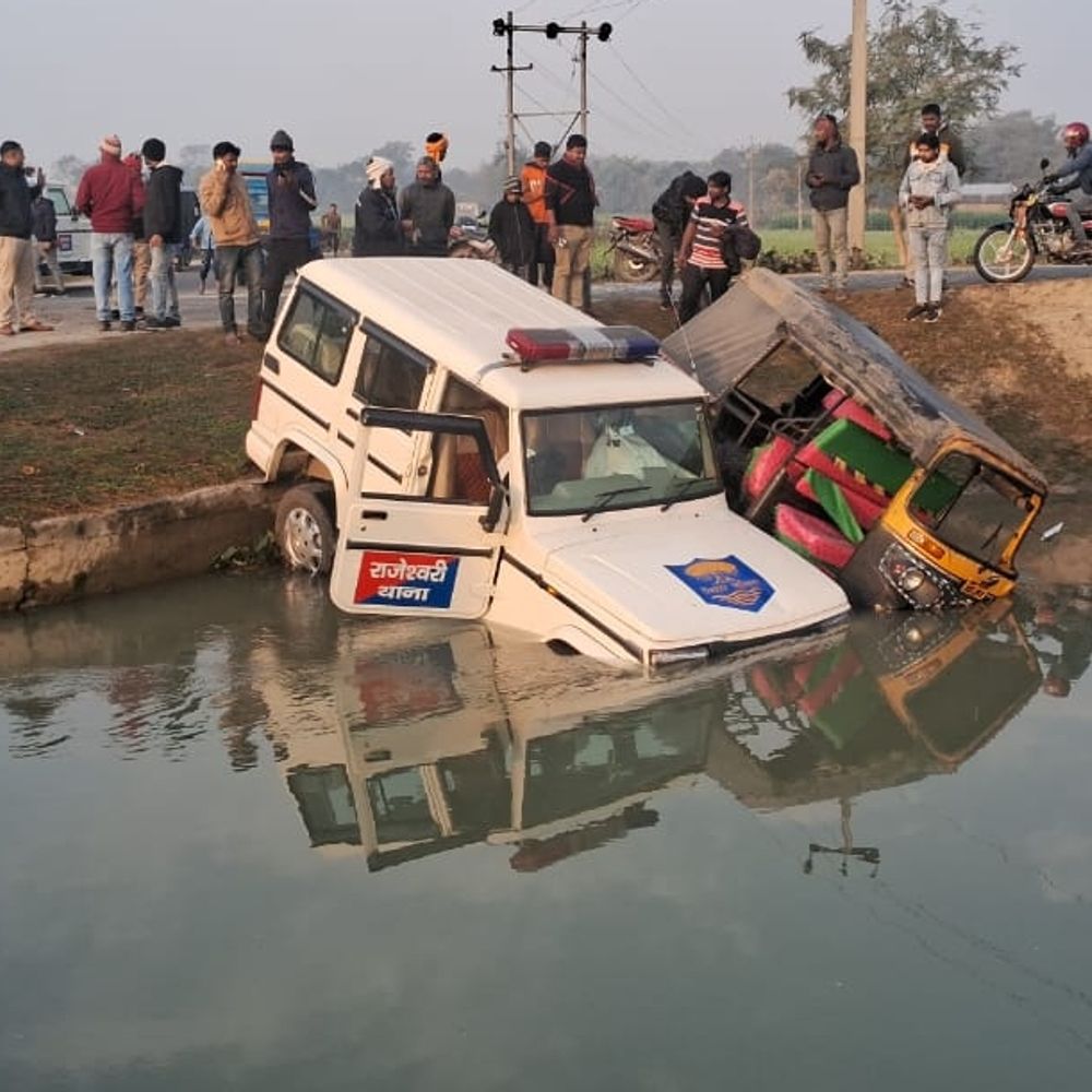 मैट्रिक परीक्षार्थियों से भरा ऑटो और पुलिस वैन में टक्कर:सुपौल में 5 परीक्षार्थी समेत 6 घायल, नहर में गिरे दोनों वाहन, JCB की मदद से निकाला