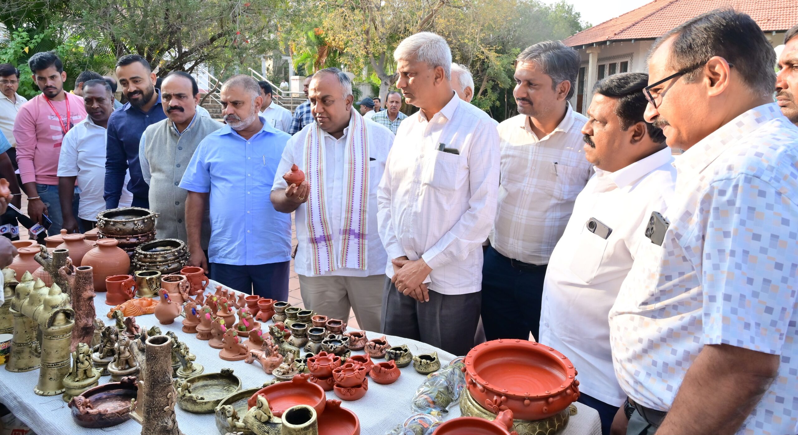 प्रदर्शनी में विभिन्न राज्यों के उत्पादों ने बढ़ाई रौनक