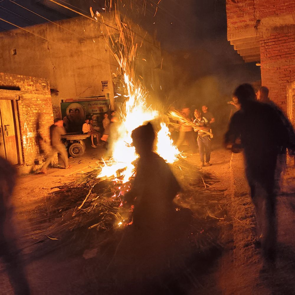 बक्सर में धूमधाम से मनाया होलिका दहन:फाग गायन और आग के गोले से रात भर चला जश्न, आज मनाई जाएगी होली