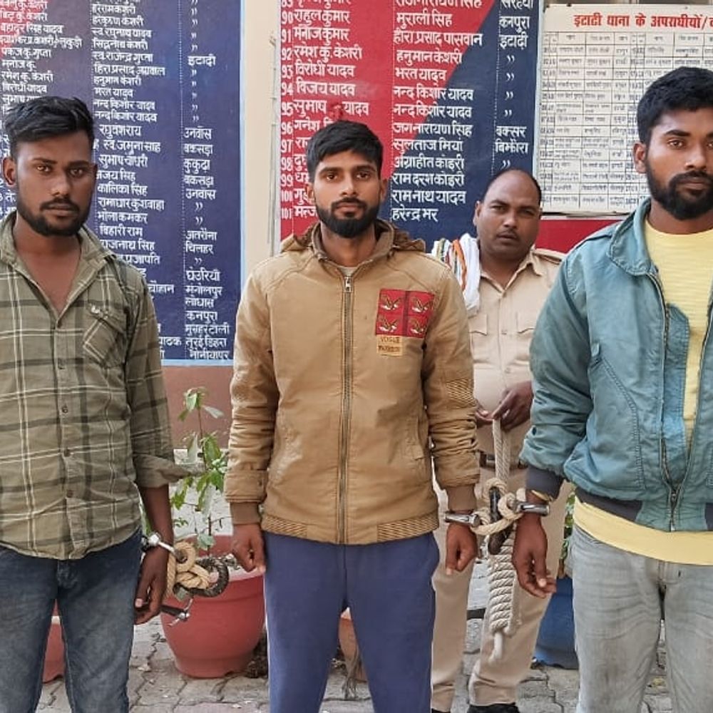 बक्सर में पुलिस को बड़ी कामयाबी:वाहन चेकिंग के दौरान देसी कट्टा-कारतूस बरामद, तीन युवक गिरफ्तार