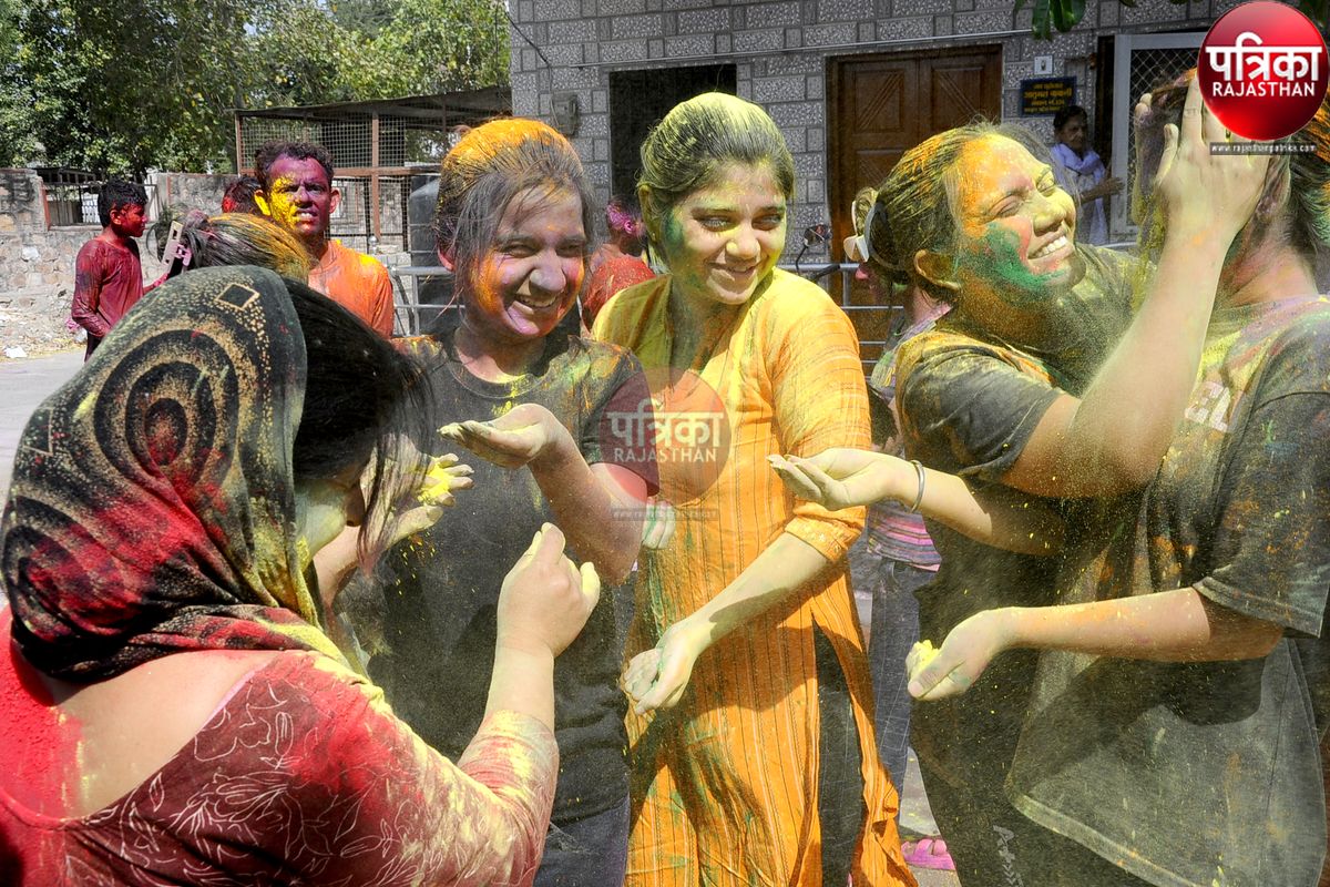 Holi 2025 : चंग की थाप संग रंगों की बौछार, छाया रहा उल्लास