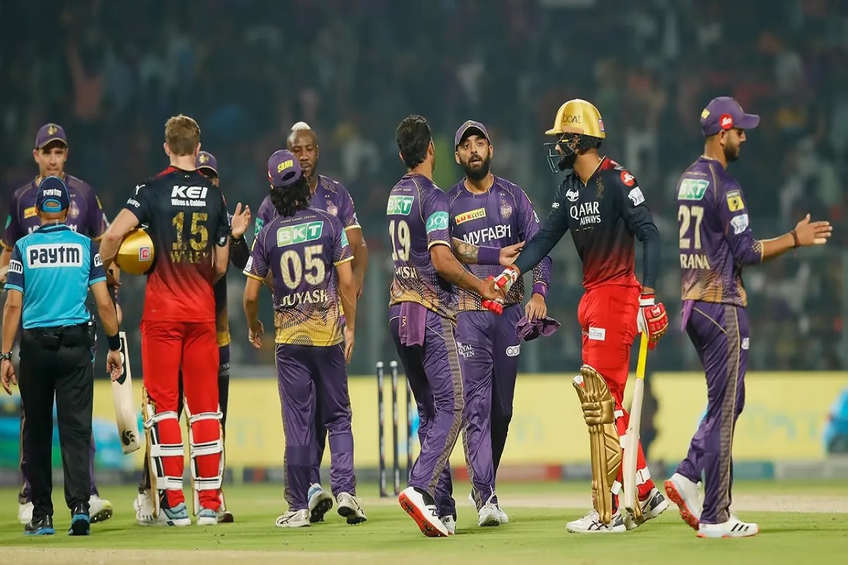 KKR vs RCB: रॉयल चैलेंजर्स बेंगलुरु ने टॉस जीतकर गेंदबाजी चुनी, देखें दोनों टीमों की प्लेइंग 11